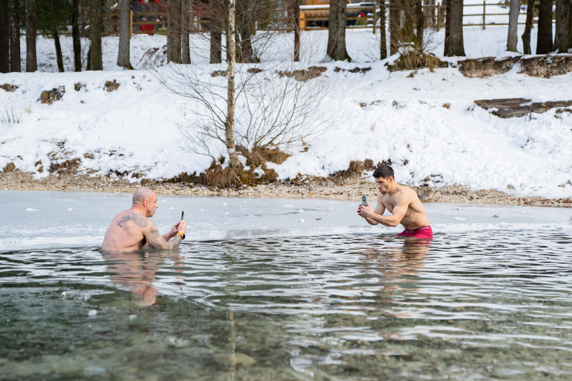 Zmogljivosti modela Magic8 Lite se je preizkusilo tudi v vodi in snegu