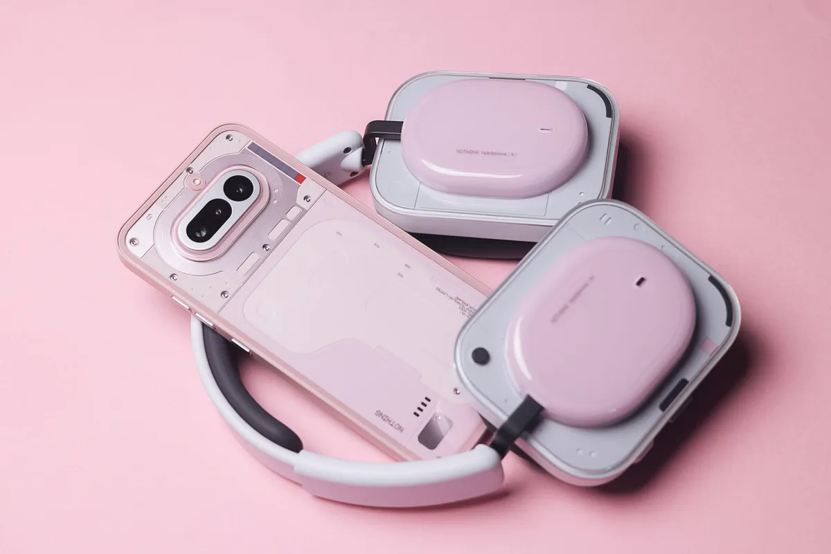 Nothing Phone (4a) in Nothing Headphone (a)