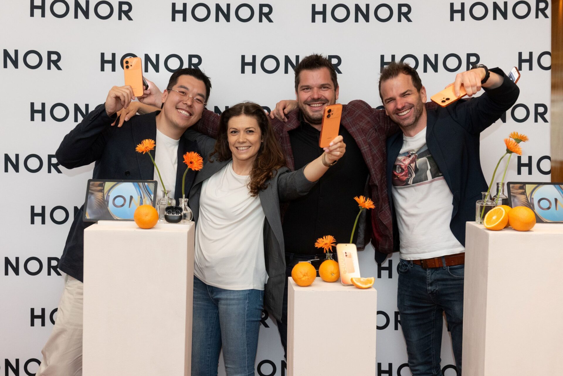 Člani ekipe HONOR z leve proti desni Hong Xiaoyang – Eric, Tamara Jambrović, Samo Podobnik in Amir Asla