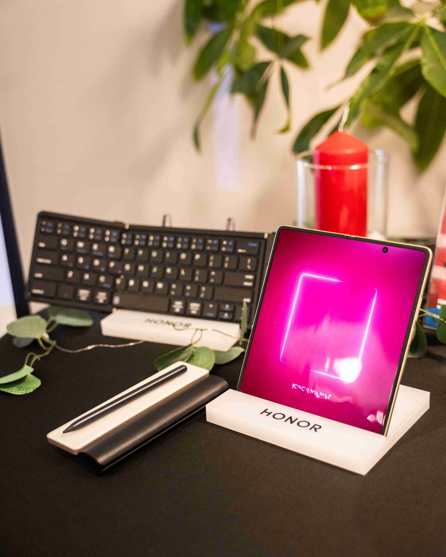 Posebna ponudba vključuje preklopno tipkovnico, HONOR Magic Pen in projektor HONOR CHOICE Air Pro