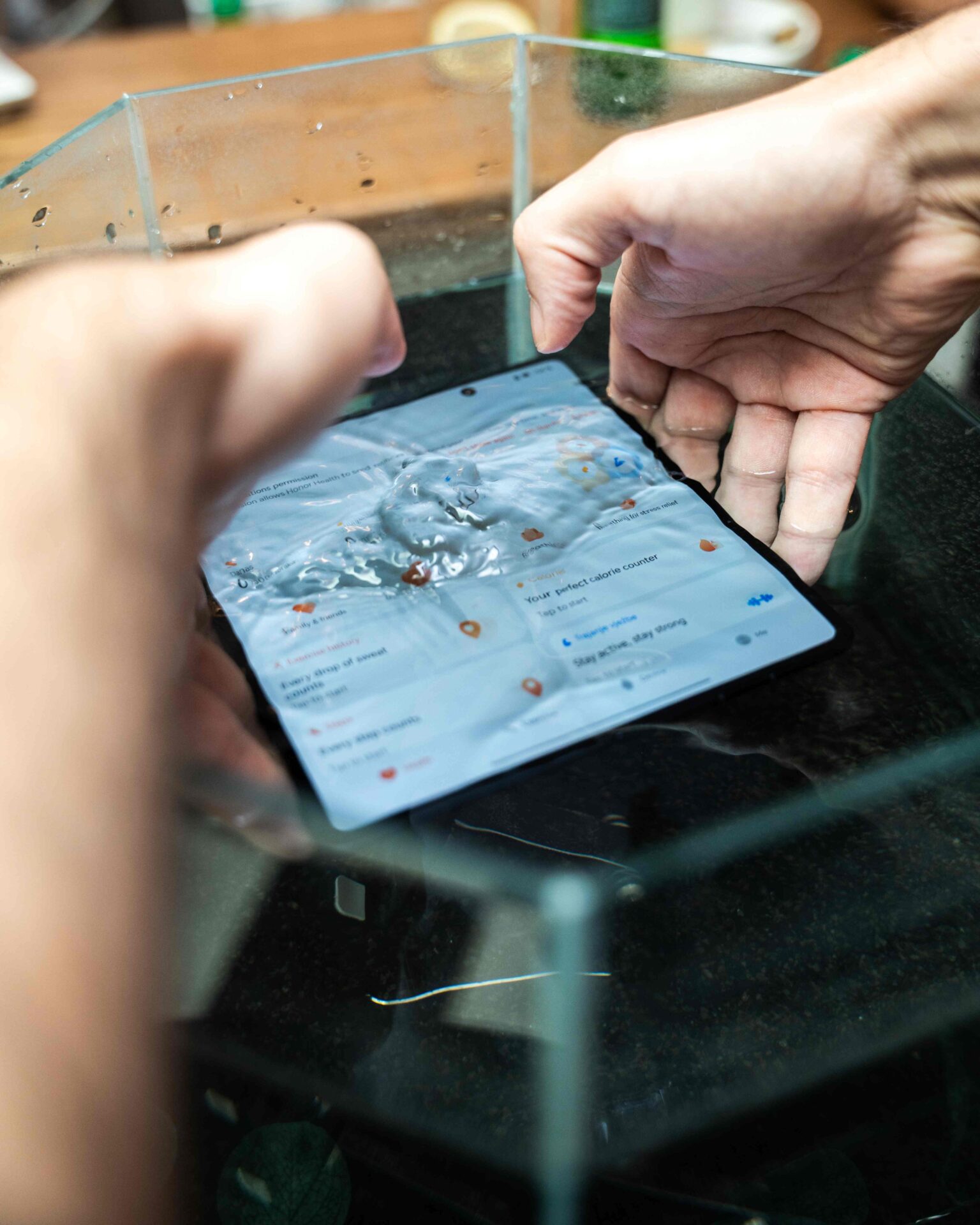 Telefon je odporen proti vodi, prahu in visokotlačnim curkom vode po standardih IP68 in IP69, zato sodi med najvzdržljivejše prepogljive telefone na trgu