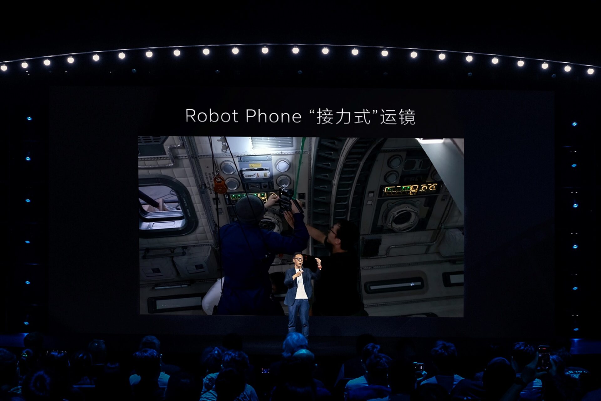 Miranda je s telefonom HONOR Robot Phone posnel filmski prizor, Wang pa je z napravo posnel kratki film v omejenem prostoru in v enem samem kadru