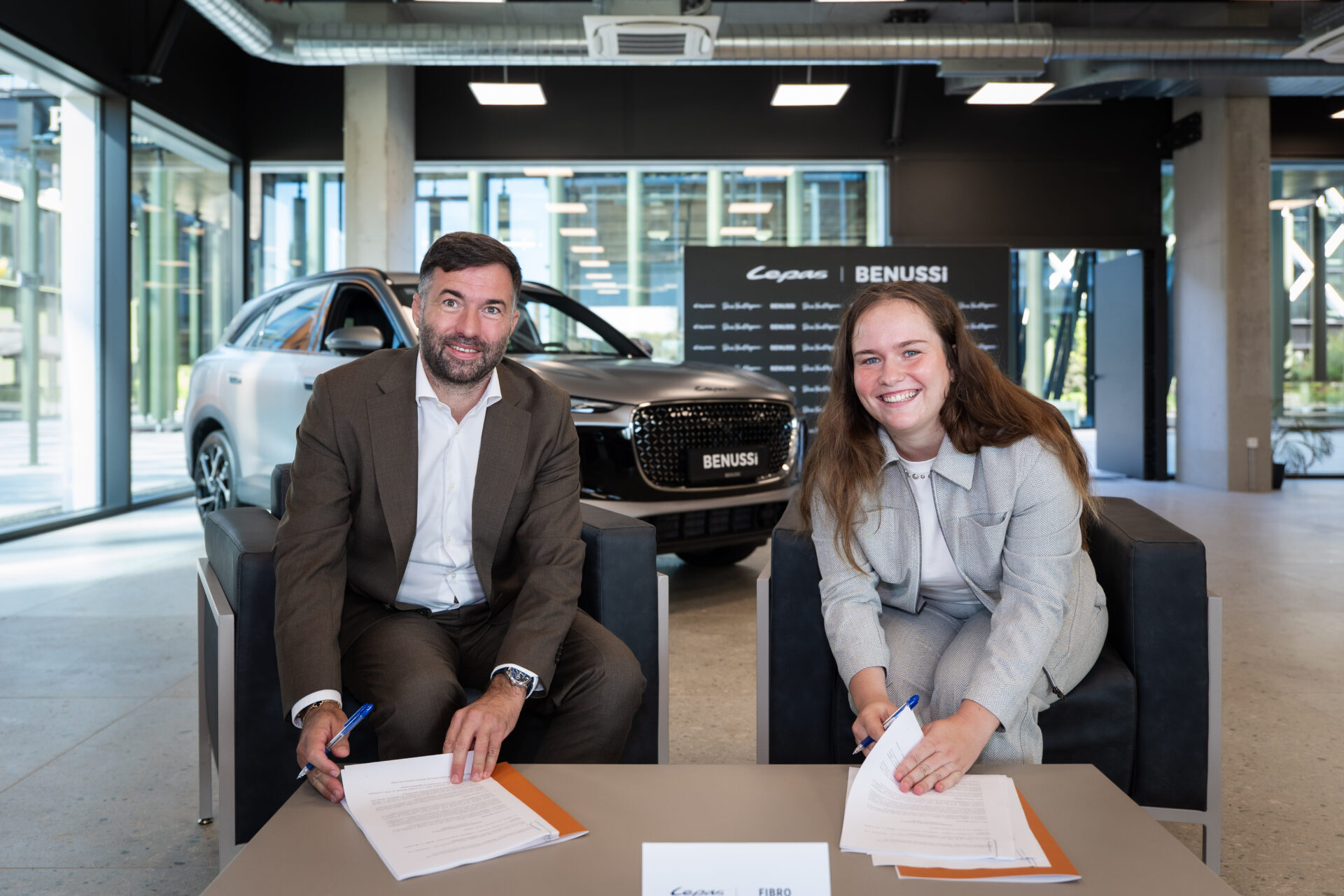 Direktorica družbe Fibro d.o.o. iz Slovenj Gradca, Lara Kos in direktor podjetja Auto Benussi, Daniel Benussi.