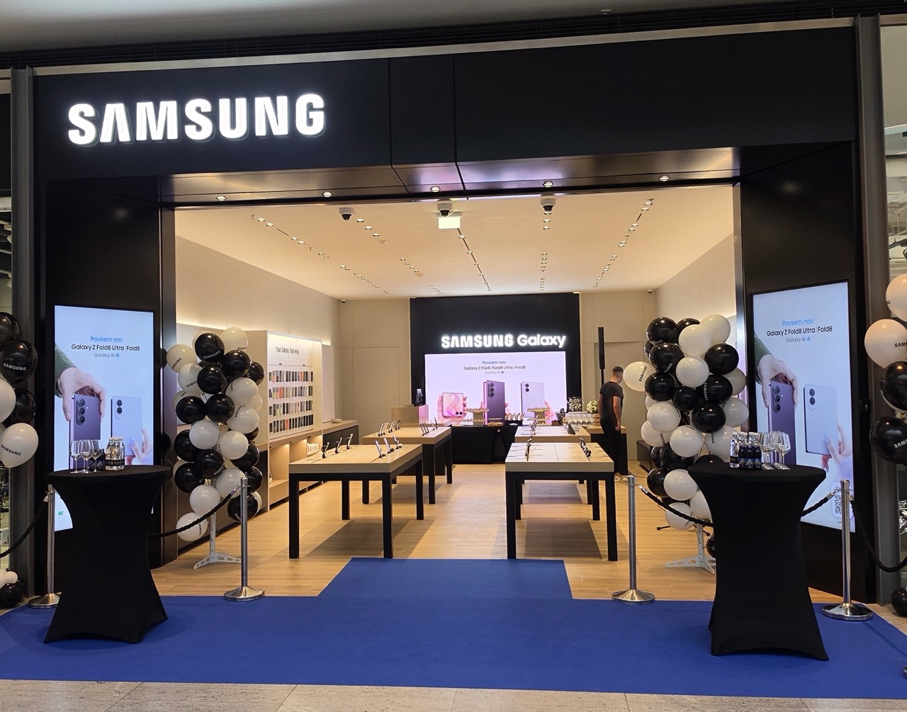 Podjetje Samsung je v nakupovalnem središču ALEJA v sodelovanju s partnerjem Sgermobil odprlo novo trgovino Samsung Experience Store.
