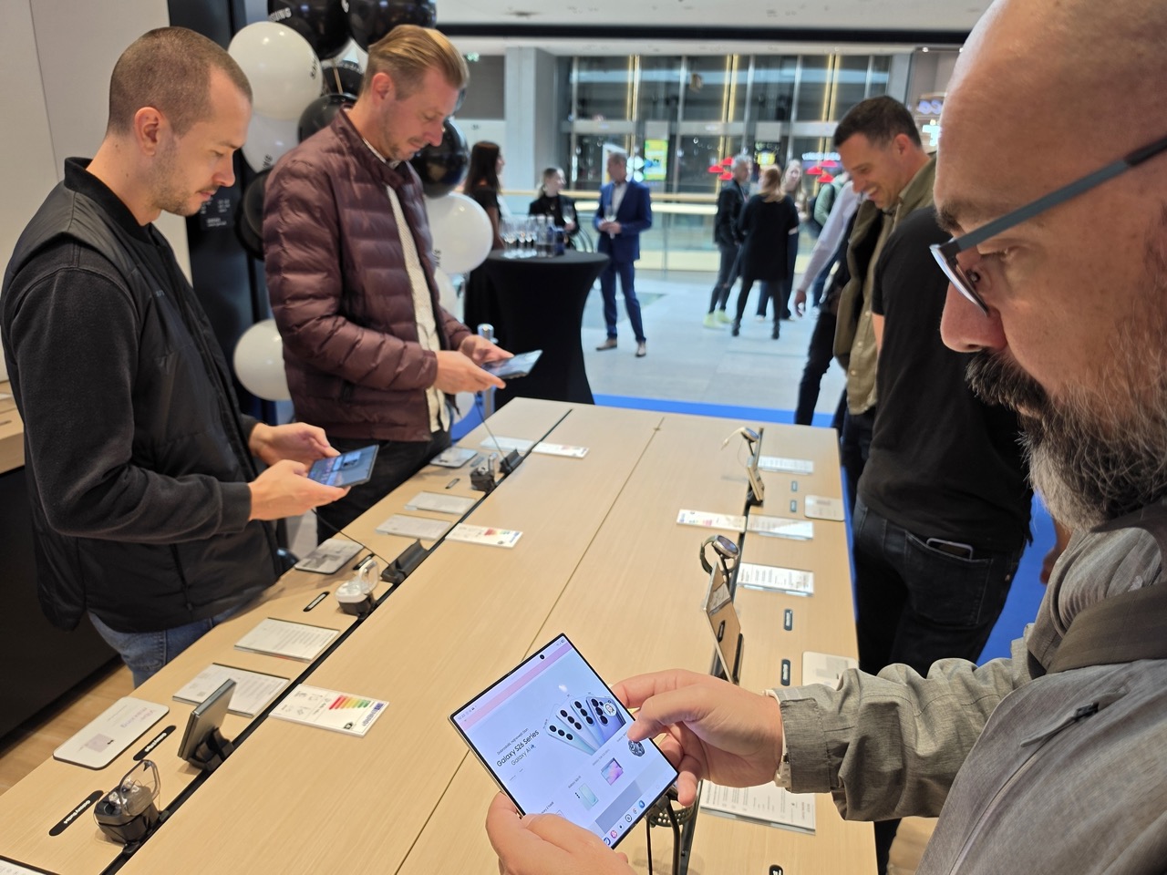 Podjetje Samsung je v nakupovalnem središču ALEJA v sodelovanju s partnerjem Sgermobil odprlo novo trgovino Samsung Experience Store.